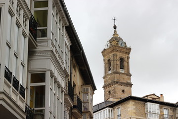 Fototapeta na wymiar ventanas y catedral en casco antiguo de Vitoria