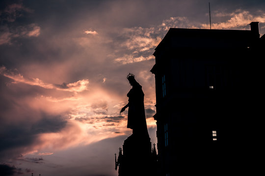 silueta de estatua en el puente de san carlos praga