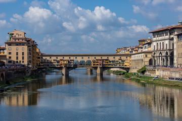 Fototapeta na wymiar Famous Vecchio bridge in Florence