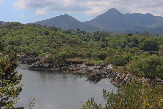 Irlande - Montagnes de Caha vues de l'ile de Garinish