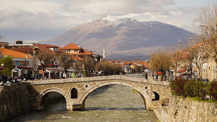 Ura e Gurit Old Stone Bridge in Prizren, Kosovo. - obrazy, fototapety, plakaty