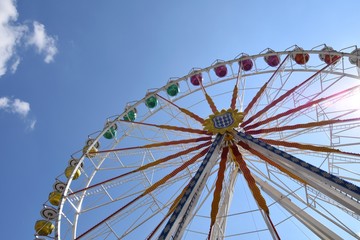 Riesenrad auf einem Jahrmarkt