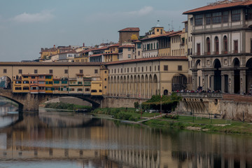 Fototapeta na wymiar Vecchio bridge in Florence and art gallery