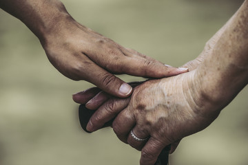 Fototapeta premium 杖を持つ女性に手を添える女性