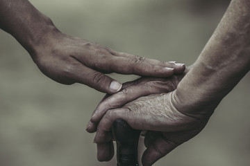 Fototapeta premium 杖を持つ女性に手を添える女性