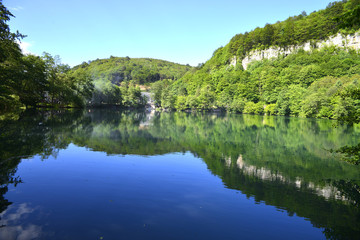 Fototapeta na wymiar голубое озеро, лес, отдых, путешествие,гладь, синева, зеркало, отражение, Кабардино-Балкария