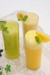 パイナップル・メロン・バナナのスムージー