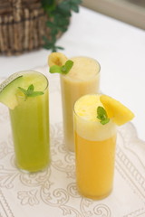 パイナップル・メロン・バナナのスムージー