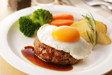 エッグハンバーグステーキ　Egg on the hamburger Steak