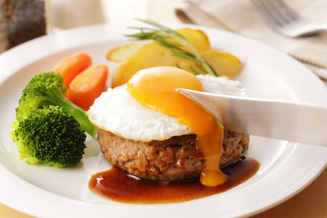 エッグハンバーグステーキ　Egg on the hamburger Steak