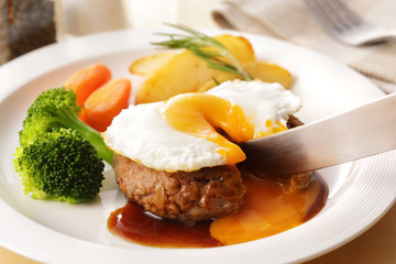 エッグハンバーグステーキ　Egg on the hamburger Steak