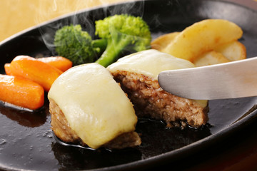 チーズハンバーグステーキ　Cheese on the hamburger Steak