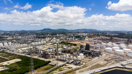 Obraz premium Aerial view of the state oil and gas refinery with blue sky