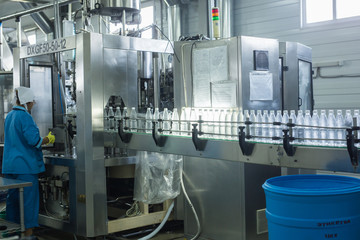Water factory - Water bottling line for processing and bottling pure spring water into small bottles