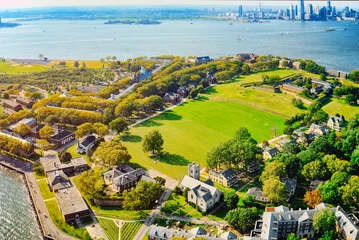 Sierkussen Governors Island National Monument near New York and Manhattan from a bird's eye view. © BRIAN_KINNEY