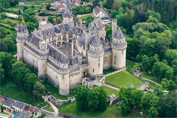 Fototapeta na wymiar vue aérienne du château de Pierrefonds restauré par Viollet-le-Duc dans l'Oise en France
