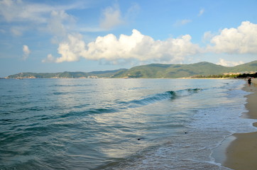 Fototapeta premium Surf on Hainan Island, China, Hainan; Sanya, Yalong Bay, may 2011