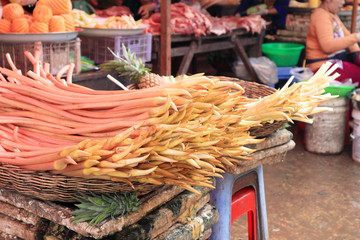 Fototapeta premium Lokalny targ w Siem Reap, sprzedaż warzyw i owoców oraz artykułów spożywczych.
