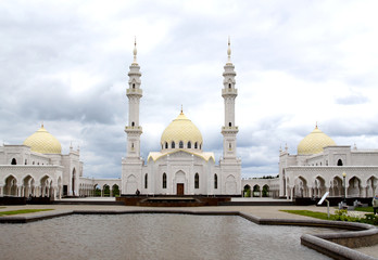 Fototapeta na wymiar Photo of beautiful unusual White Mosque Tatarstan spring