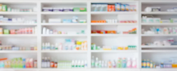 Foto auf Acrylglas Apotheke Apotheken-Drogerie verwischt abstrakten Hintergrund mit Medizin- und Gesundheitsprodukten in den Regalen