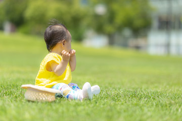 公園で遊ぶ子供