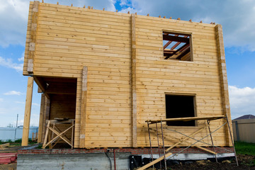 Construction of a house made of laminated veneer lumber. The frame of the house. Cottage made of laminated wood. Erection of the frame of the cottage. Manufacture of houses made of wood.