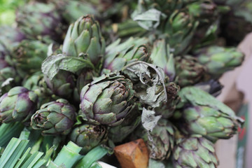 Obraz premium Artichokes in the market