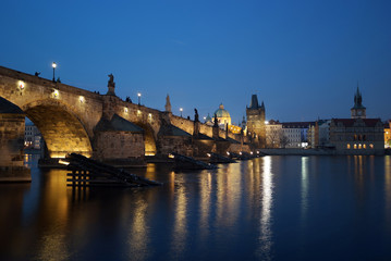 Fototapeta na wymiar Noche en Praga
