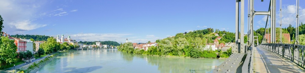 Fototapeta na wymiar Panoramafoto Stadtbild Passau und Innsteg