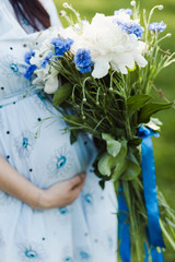 pregnant woman with bouquet of flowers