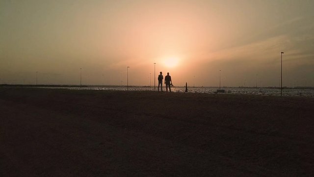 Infinito parcheggio di auto concessionario bianche, nero e rosso vista aerea. Produzione industriale di automobile fuori dalla fabbrica e spedizioni in tutti il mondo. Auto Sharing. 