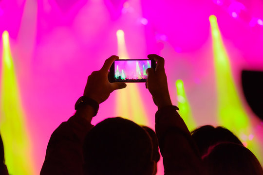 Concert visitor shoots video on a smartphone