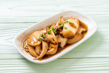stir-fried king oyster mushroom in oyster sauce