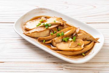 stir-fried king oyster mushroom in oyster sauce