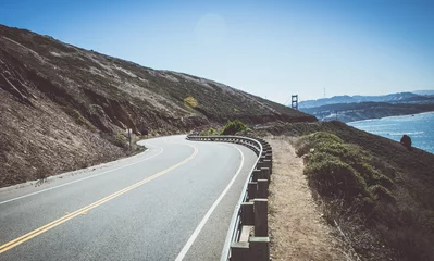 Foto op Plexiglas Straat die omhoog buigt in de heuvels van San Francisco © oneinchpunch