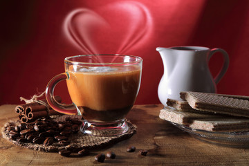 Kawa z mlekiem i ciastko na czerwonym tle, serce. - obrazy, fototapety, plakaty