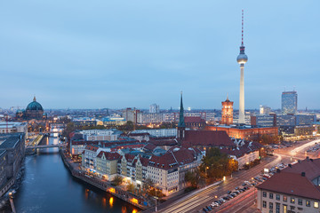 Berlin City Skyline abends mit Fernsehturm und Rathaus