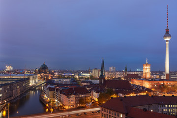 Berlin City nachts mit Fernsehturm und Berliner Dom
