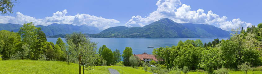 Panoramablick vom Park der Villa Carlotta auf den Comer See