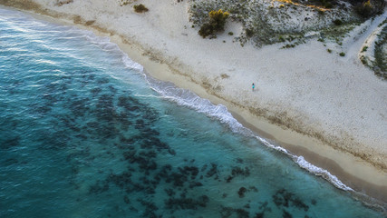 Italia, Luglio 2018 - vista aerea di mare caraibico con spiaggia bianca
