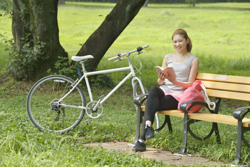 公園で本を読む女性