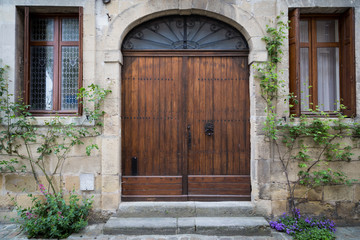 Fototapeta na wymiar Beautiful door in the French town of Chinon