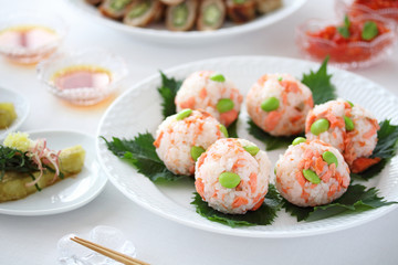 鮭と枝豆の手まり寿司