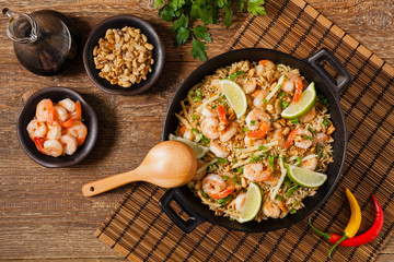 Fried rice with shrimp in Thai.