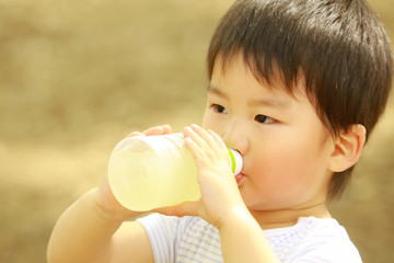 飲み物を飲む男の子