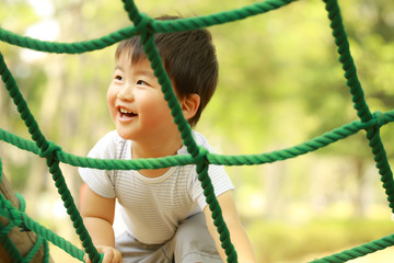 遊ぶ男の子