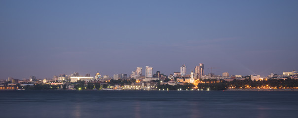 Obraz premium Volga river embankment in the evening in Samara, Russia. Panoramic view of the city. 3 July 2018