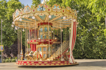 carrusel/Un carrusel de dos pisos con caballitos  en una plaza en Madrid. España © claverinza