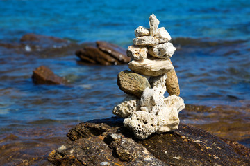 Fototapeta na wymiar Stones tower on the beach.
