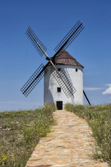 Molino manchego. Vertical/paisaje en vertical con molino manchego en Mota del Cuervo, provincia de Cuenca. Castilla La Mancha. Espa&ntilde;a.